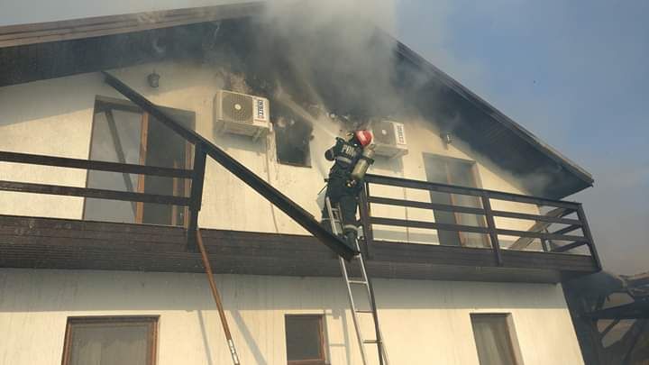(Video) Incendiu la o pensiune din Mahmudia! Turiștii s-au autoevacuat!