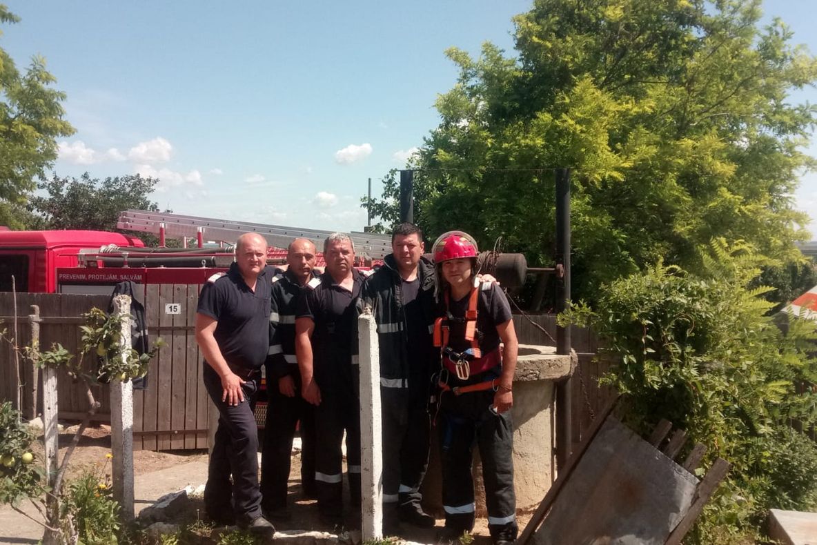 (Video) Femeie din Văcăreni salvată de pompieri dintr-o fântână
