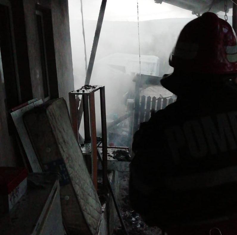 O lumânare a aprins o casă la Măcin