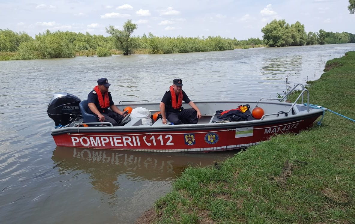 Unui pescar i s-a făcut rău și a dispărut sub ape. Pompierii îl caută de mai bine de o oră