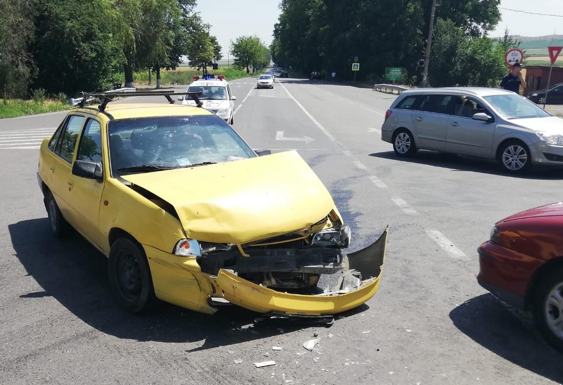 Accident la 2 Cantoane: rănită o femeie de 56 de ani din Stejaru