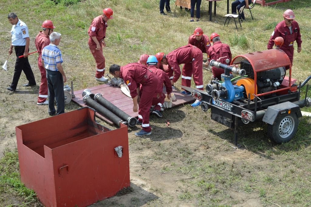 Incendiu de vegetaţie uscată de la un autoturism în flăcări
