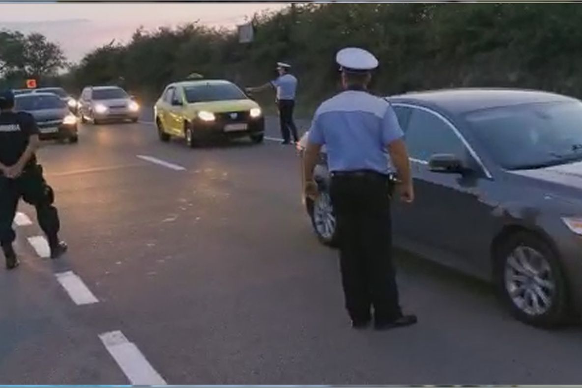 Alarmaţi pentru droguri, oamenii legii au descoperit circa 30 de pacheţele cu prafuri suspecte la un taximetrist
