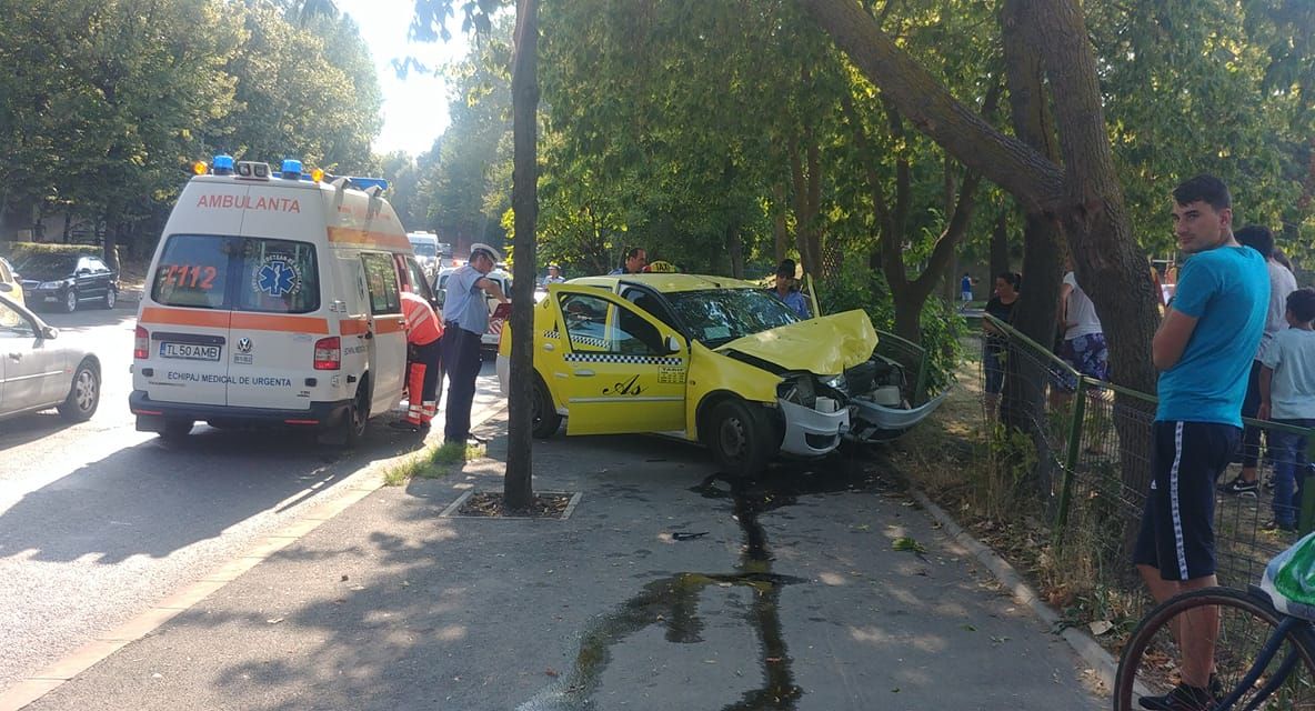 Unui taximetrist i s-a făcut rău și a ieșit cu taxiul în decor