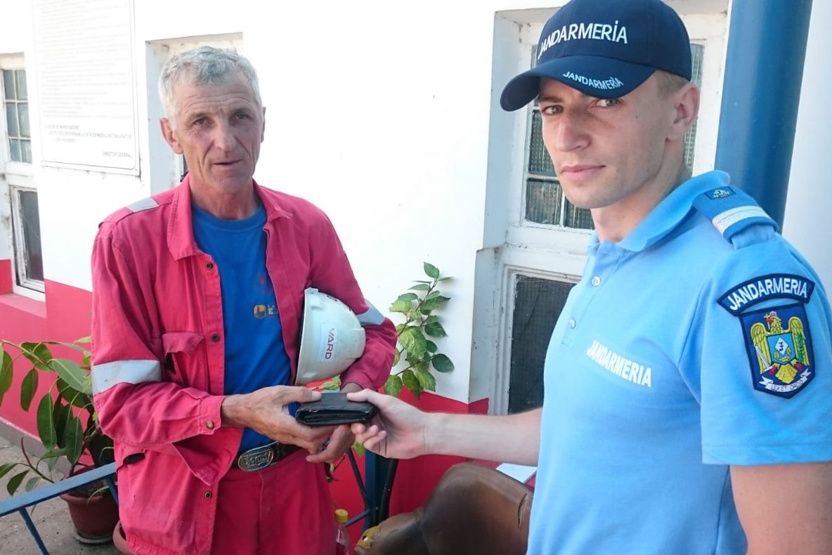 Un bărbat din Tulcea şi-a recuperat astăzi portofelul pierdut datorită jandarmilor tulceni