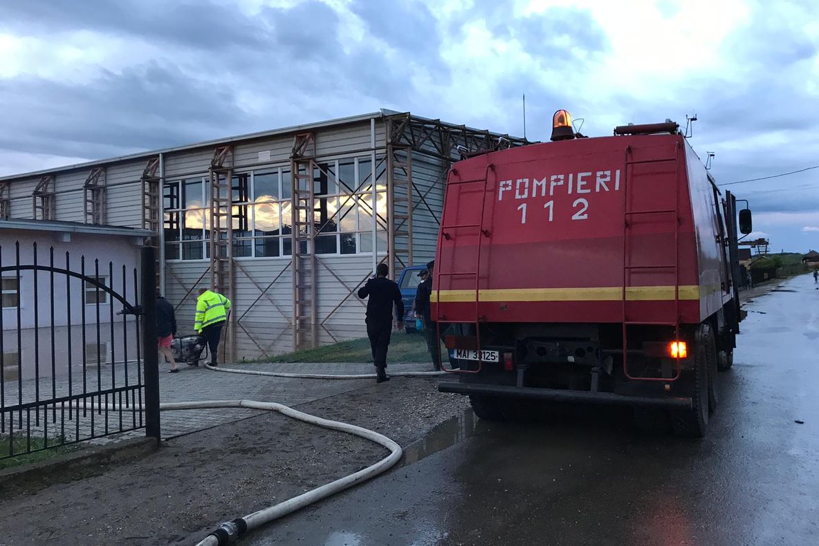 Pompierii intervin: inundație în demisolul unei locuințe