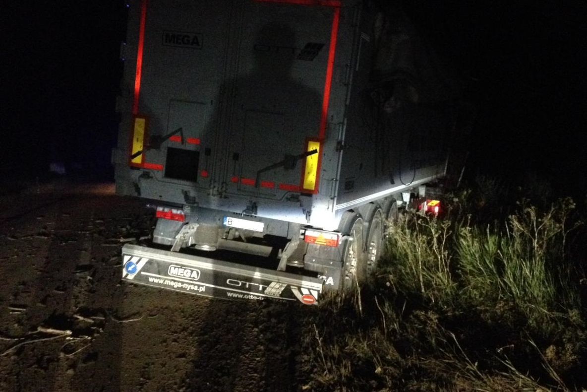 Un TIR a derapat pe noroi şi s-a înfipt într-un copac. Şoferul are piciorul zdrobit