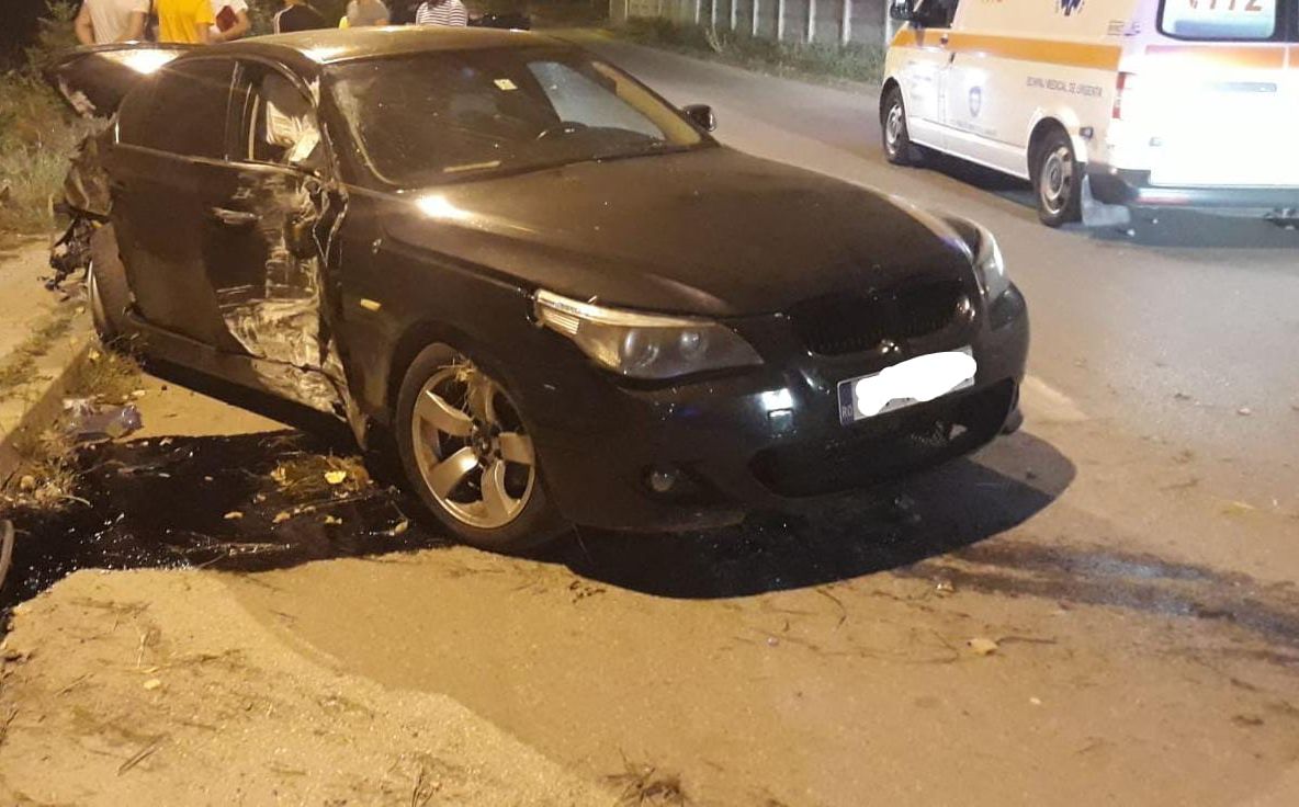 Pasager grav rănit după ce maşina s-a înfipt în copac, pe Prislav. Trei tineri au ajuns la spital