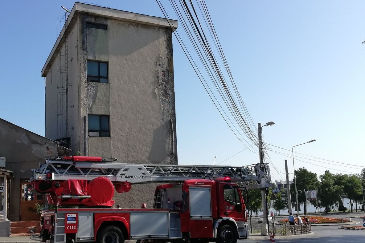 Din nou bâlci pe acoperişul morii. Alt "sinucigaş" a pus autorităţile pe jar