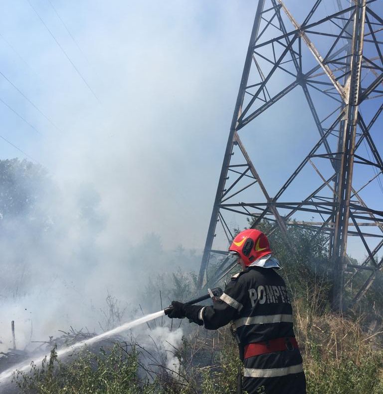 Incendiu de vegetație uscată: Bărbat de 42 de ani internat la spital cu arsuri la picior!