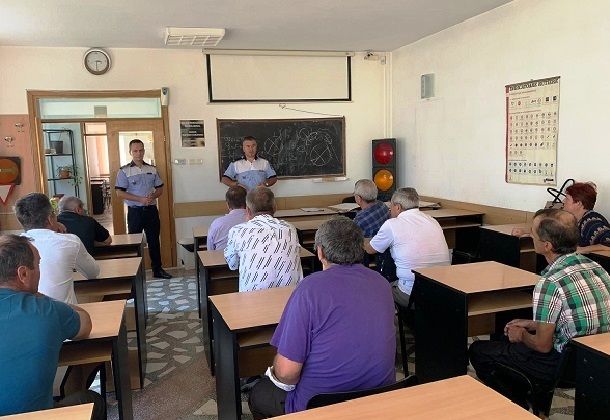 A intrat cu maşina pe trotuar şi a rănit un pieton