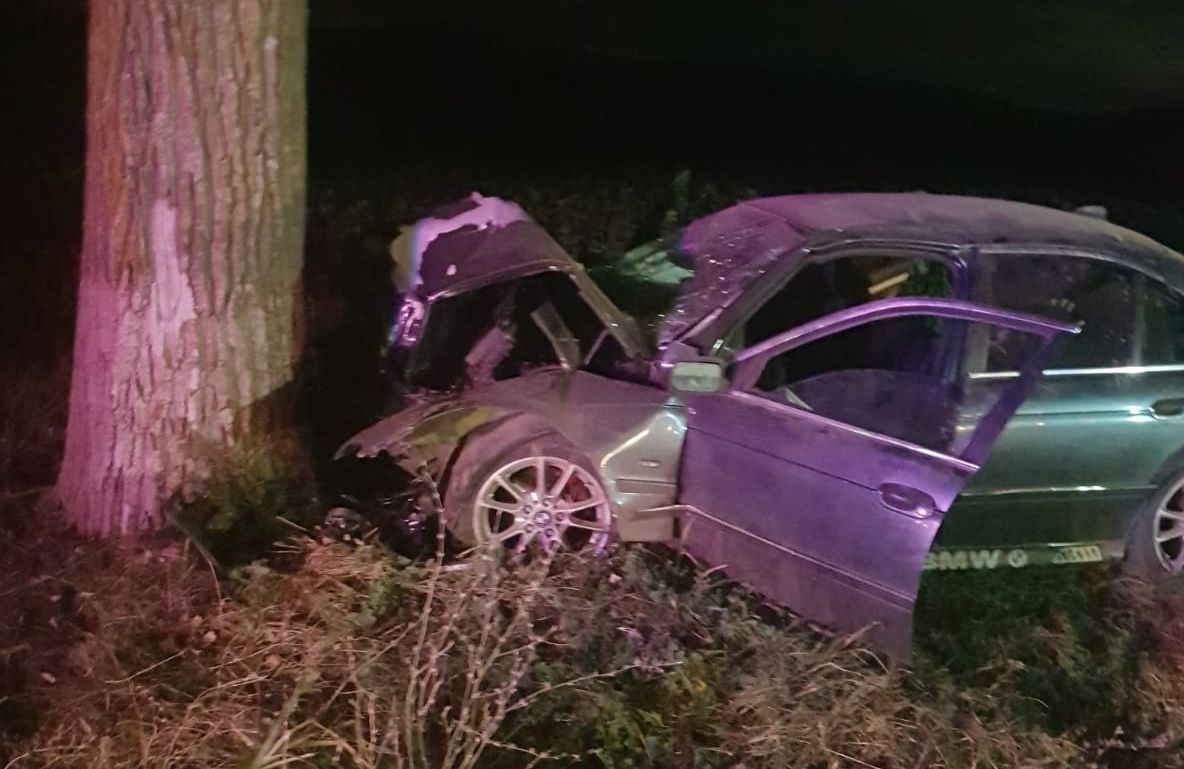 Un buzoian beat a intrat cu BMW-ul într-un copac şi a băgat doi oameni în spital