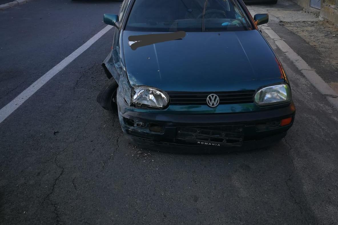 Accident pe strada Alexandru cel Bun: A intrat cu maşina în gardul unui imobil.