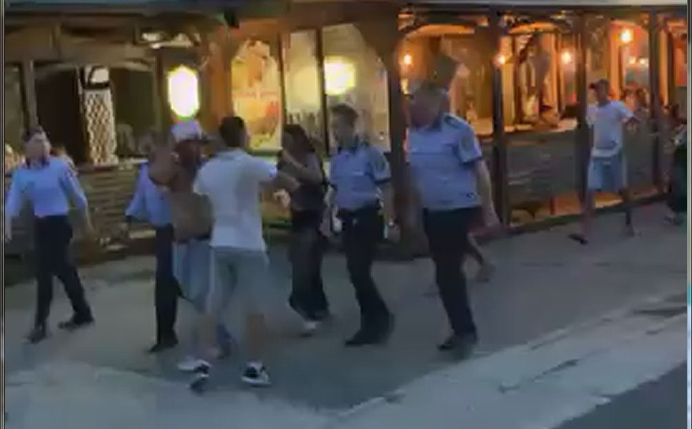 Bătaie pe faleză între două familii de rromi turci, în mijlocul aglomeraţiei, printre copii şi turişti