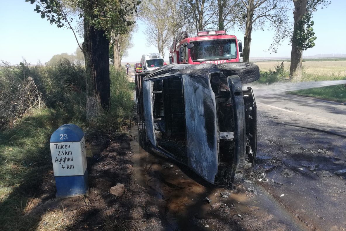 Maşină făcută scrum după un accident de circulaţie aproape de Sabangia