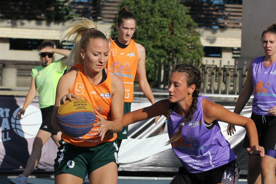 Peste două sute de sportivi au jucat baschet 3 la 3 în Piaţa civică din Tulcea