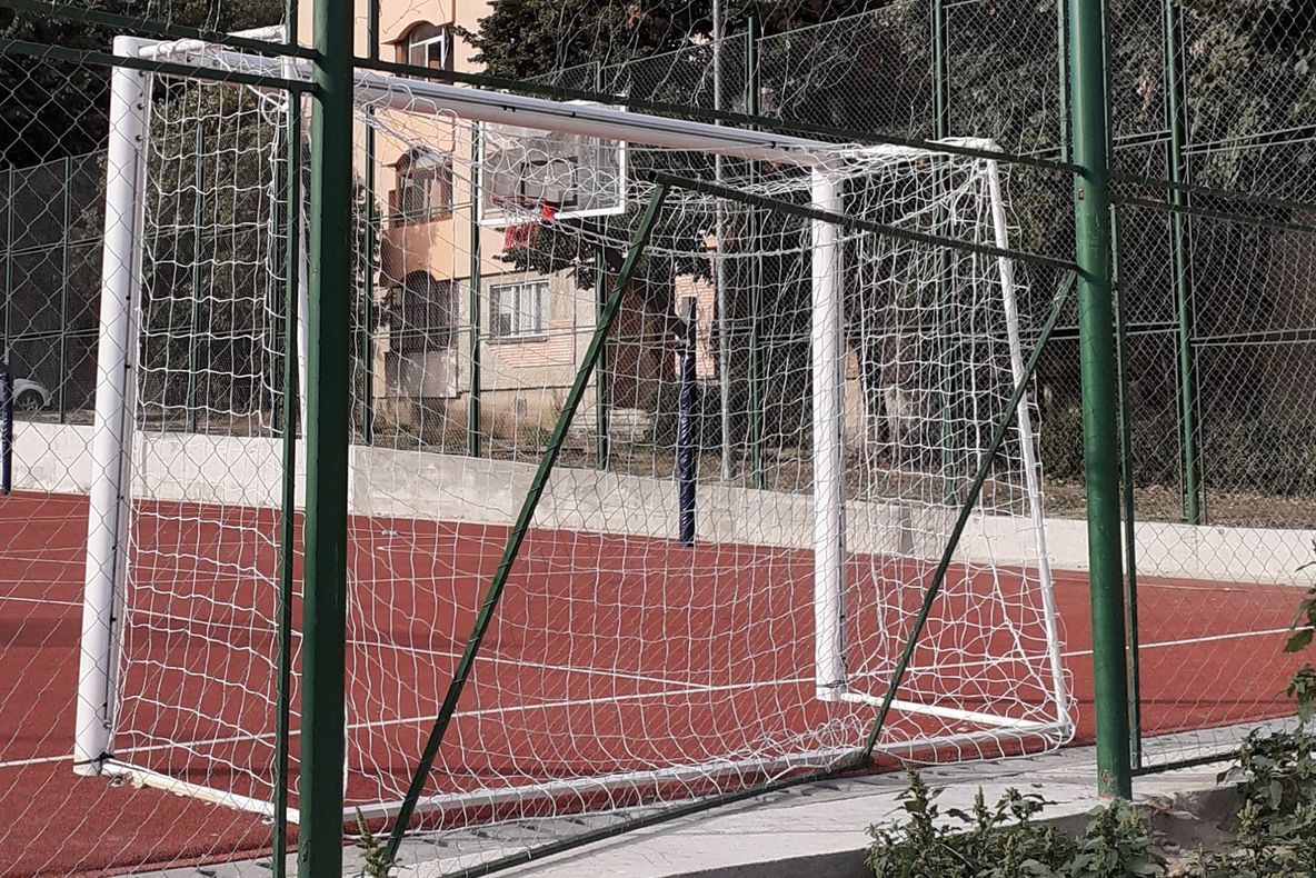 Parcul din E3 a fost vandalizat din nou. Surpriză! Fapta a fost filmată de camerele video montate recent!