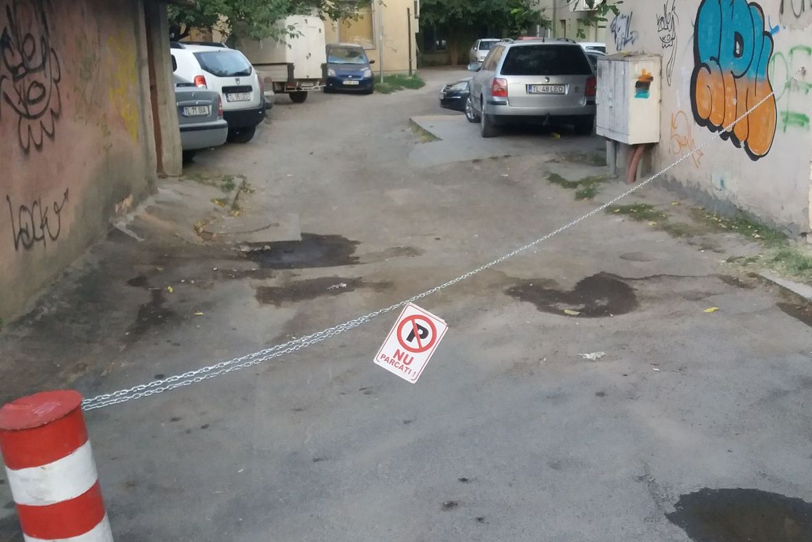 Drum public blocat de tulceni care au propriile legi! Primăria și poliția sunt "invitate" să ia măsuri urgente!