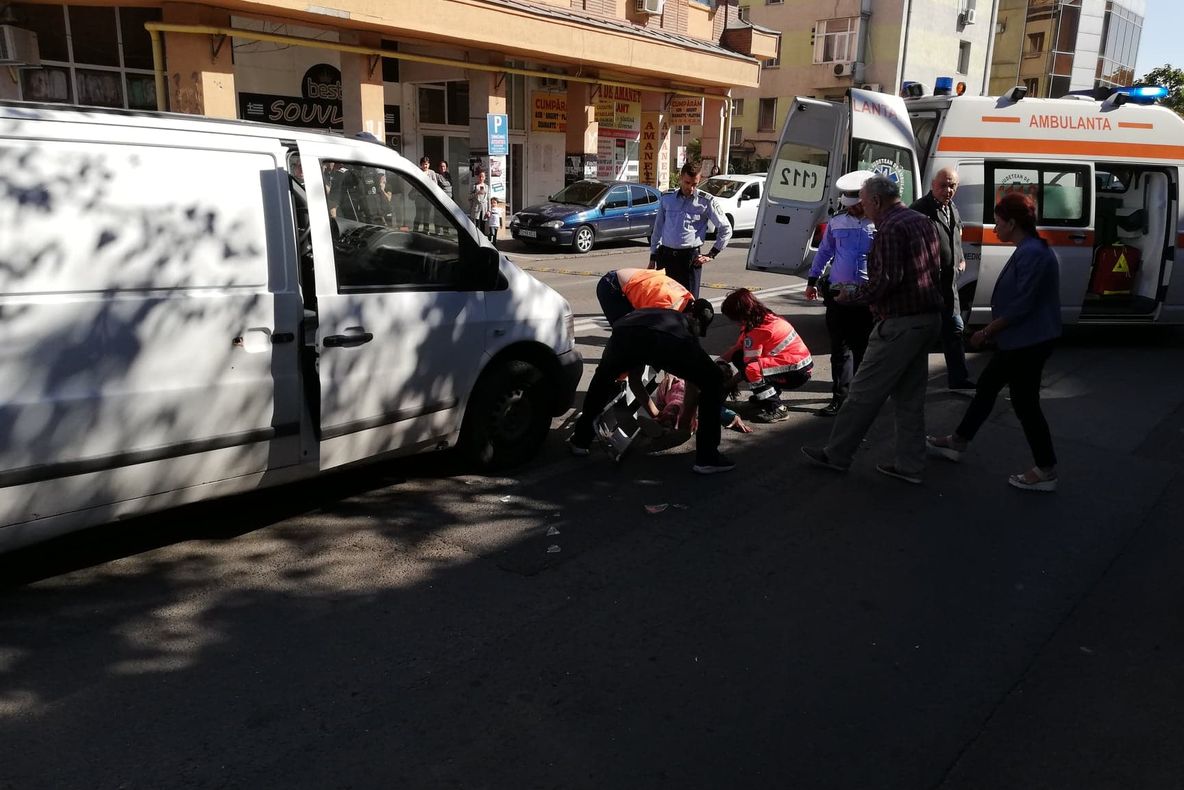 O femeie a fost accidentată grav pe trecerea de pietoni de pe Isaccei - Piaţa Veche