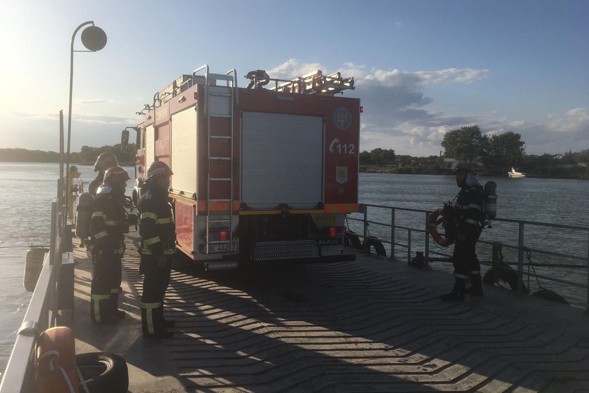 Pompierii au traversat Dunărea pentru a stinge un incendiu