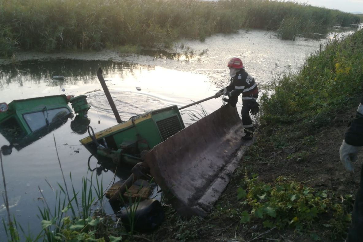 Bărbat de 55 de ani găsit mort după ce a căzut cu buldozerul într-un canal
