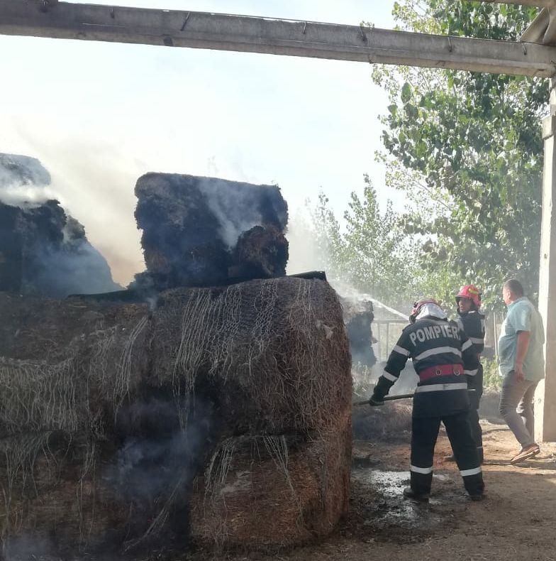 Arde un depozit de furaje la Smârdan