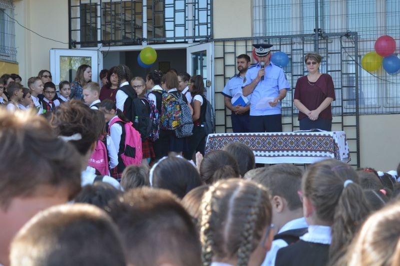 Jandarmii şi poliţiştii tulceni alături de elevi la începutul noului an şcolar