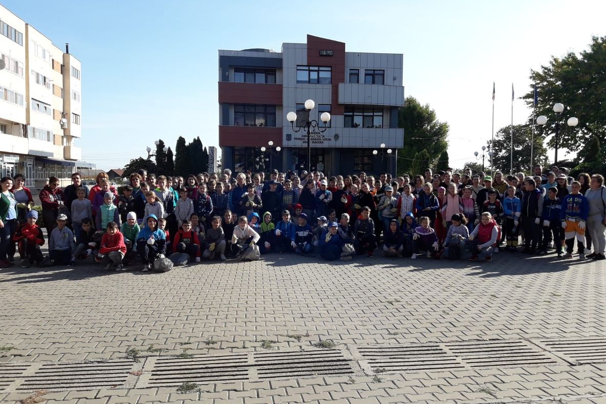 În jur de 1400 de saci cu gunoi strânși prin Mișcarea Lets Do it, România!