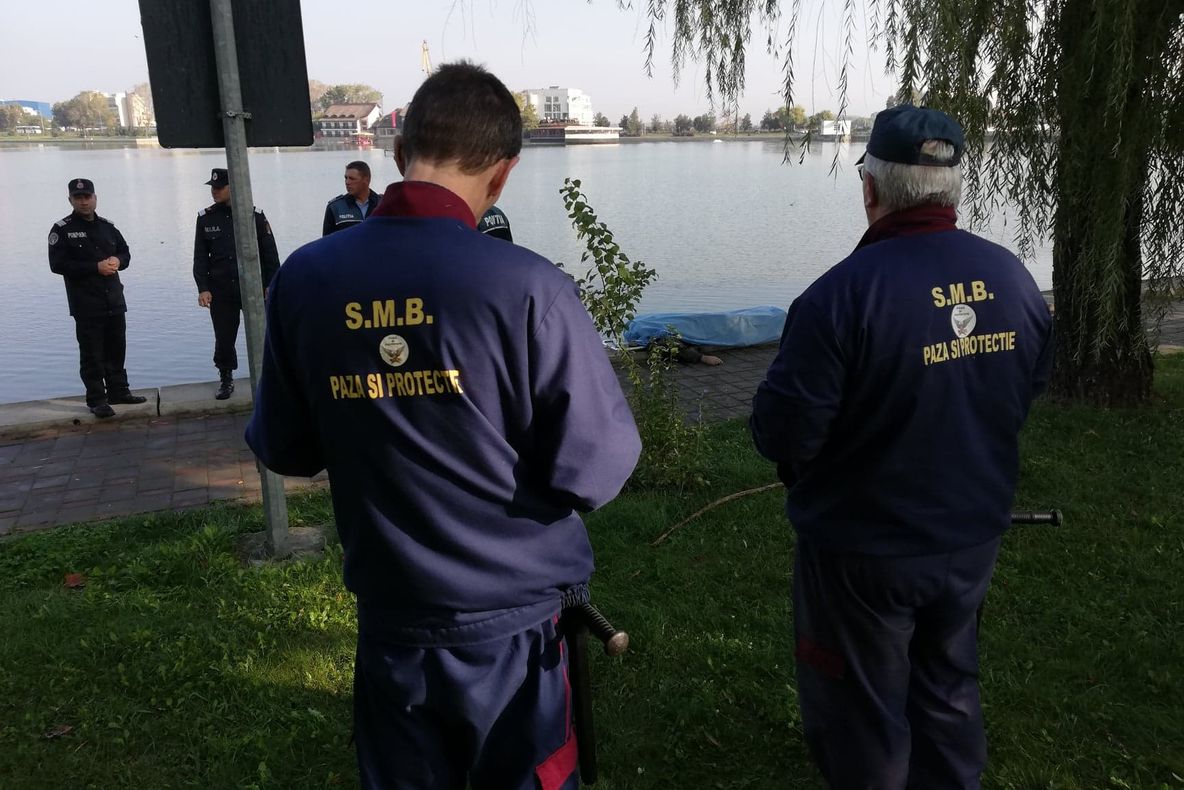 Cadavrul unui bătrân a fost descoperit azi dimineaţă în lacul Ciuperca
