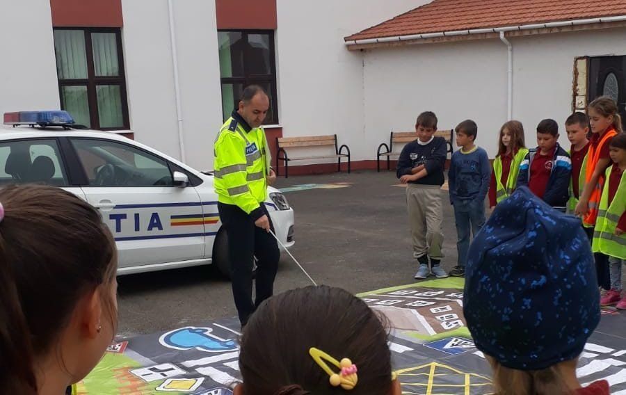 Politiștii tulceni s-au întâlnit cu elevii de la Școala Gimnazială Baia
