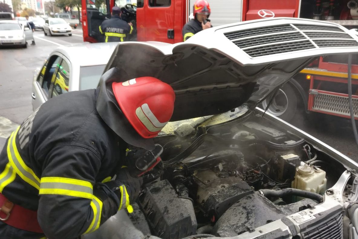 Mașină cu motor în flăcări pe strada Babadag