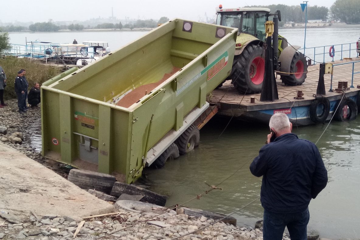 Remorca plină cu cereale scăpată în Dunăre la trecerea cu bacul de la Tulcea