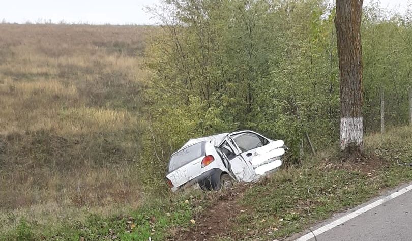 Accident pe şoseaua Agighiolului. Un tânăr s-a oprit cu maşina în copac şi a ajuns la spital