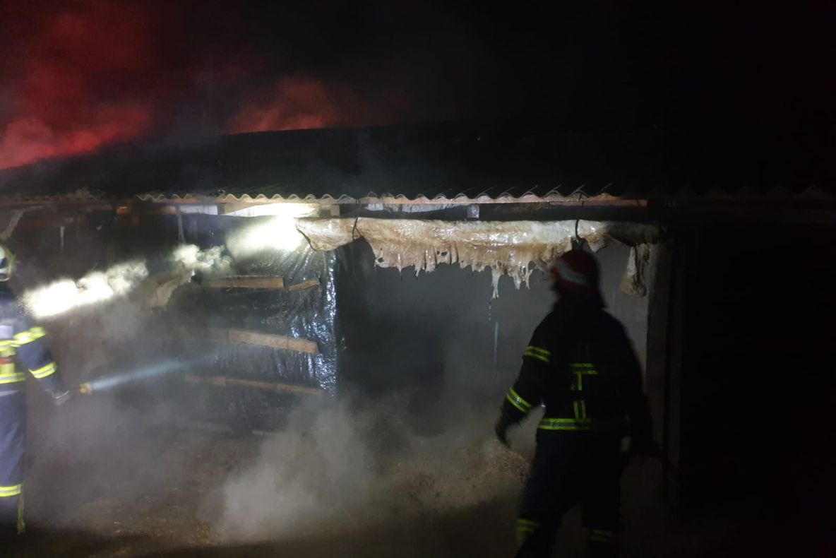 Pompierii din Babadag solicitaţi să stingă un grajd în flăcări