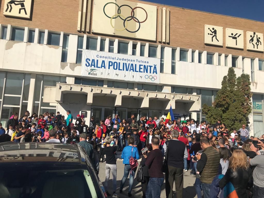 Consiliul Judeţean Tulcea a trimis peste 300 de copii la meciul România - Norvegia