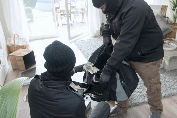 Prinşi în timp ce jefuiau casa unei bătrâne