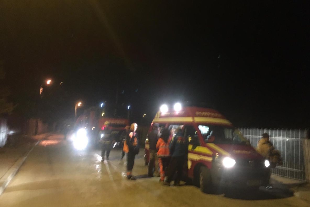 Noapte albă pentru pompieri: incendii la două case