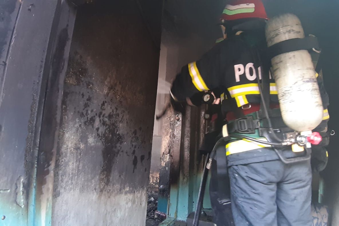Un bătrân a murit carbonizat în casa cuprinsă de flăcări