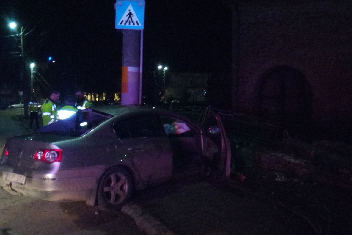 Un copil de 13 ani a vrut să intre cu Passat-ul în Geamia Babadag!