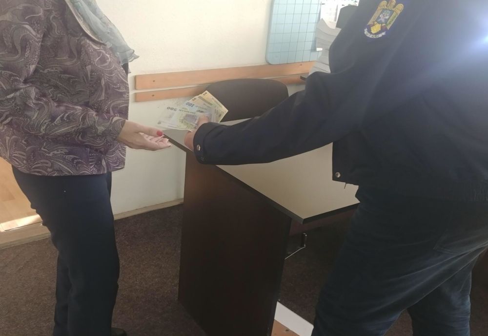 O femeie din Tulcea şi-a recuperat banii uitaţi la bancomat