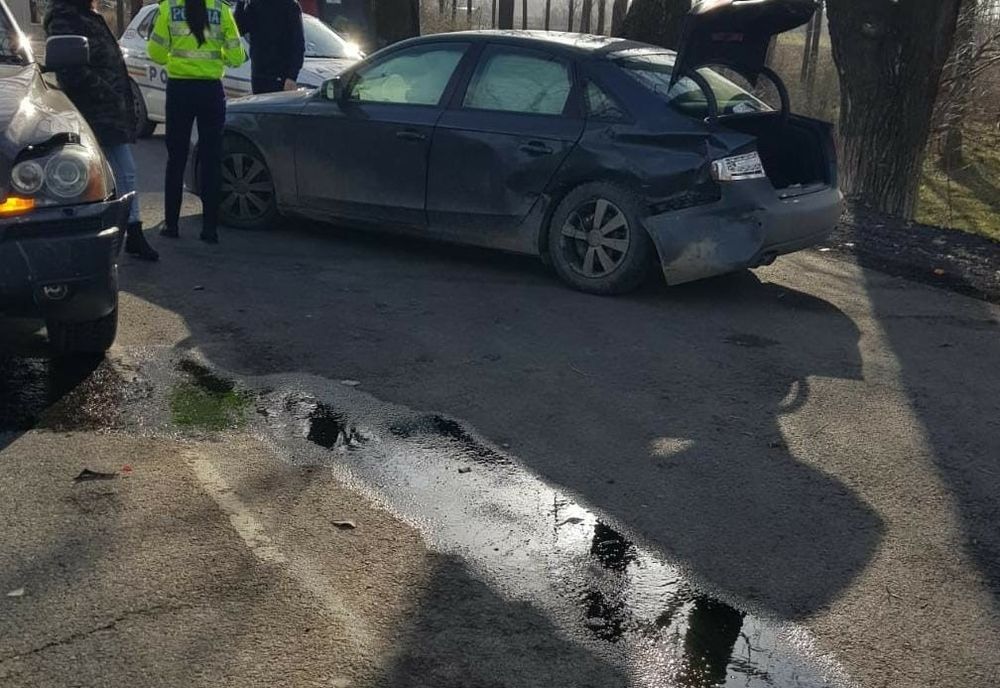 Neatenția la volan se plătește: o persoană a fost rănită, iar două autovehicule avariate