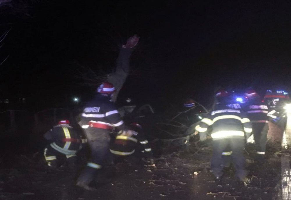 Tragedie evitată. Două tinere au intrat cu mașina într-un copac