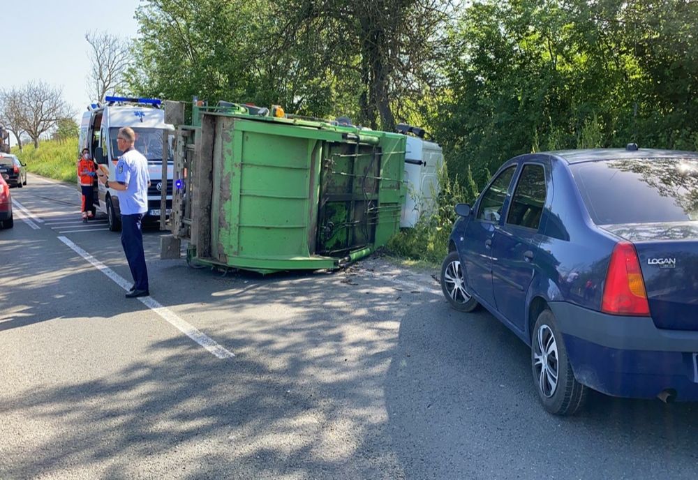 Autoutilitară răsturnată pe DN22.