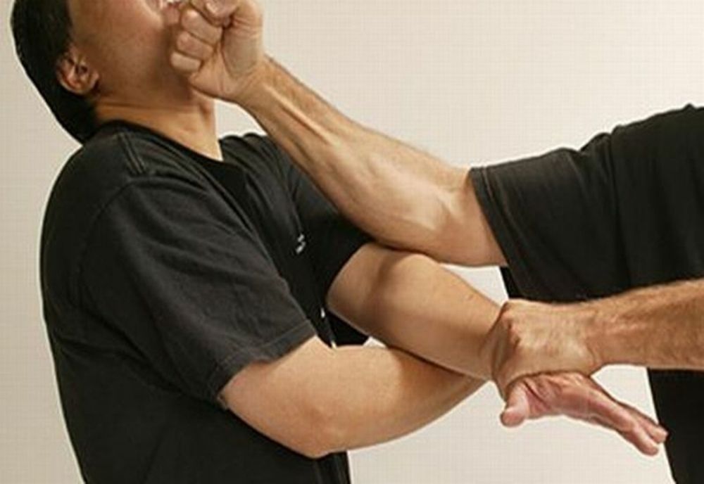 Un tânăr din Tulcea a luat la bătaie doi bărbați pe o terasă din Alba Iulia