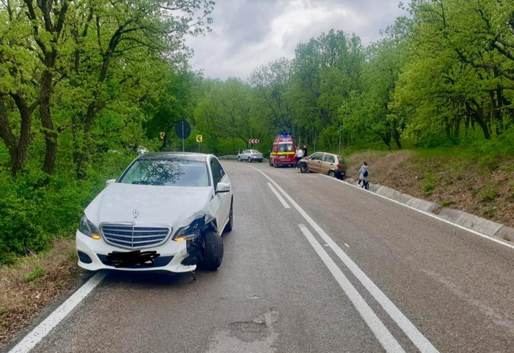 A pierdut controlul asupra direcției și a băgat trei oameni în spital