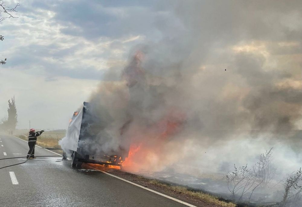 FOTO VIDEO Autoutilitară în flăcări, Panică pe șosea