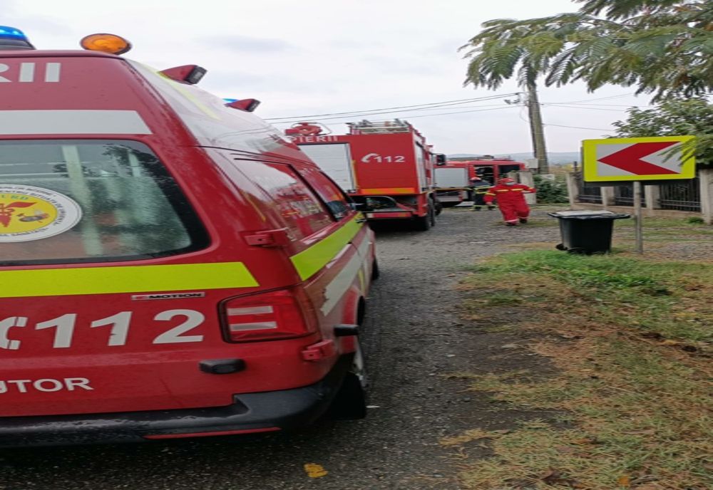 Casă salvată de pompieri! De la ce au pornit flăcările