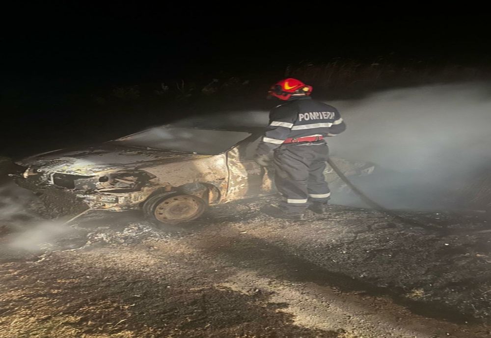 Incendiu pe dig. Mașină cuprinsă de flăcări