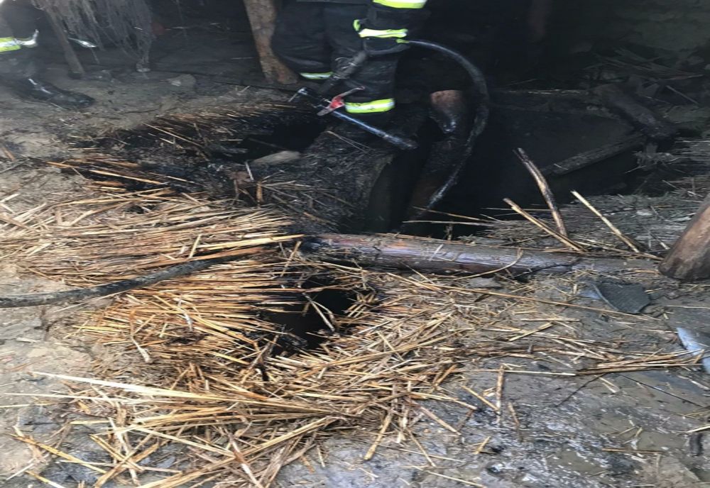 FOTO Explozie urmată de incendiu la Carcaliu