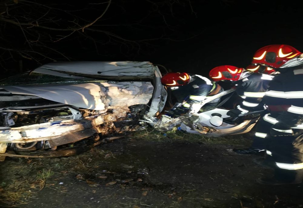 FOTO Un tânăr a murit după ce a intrat cu mașina într-un copac